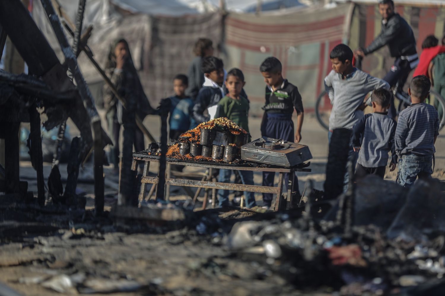 Israël voert luchtaanvallen uit op Palestijns tentenkamp: minstens 37 doden