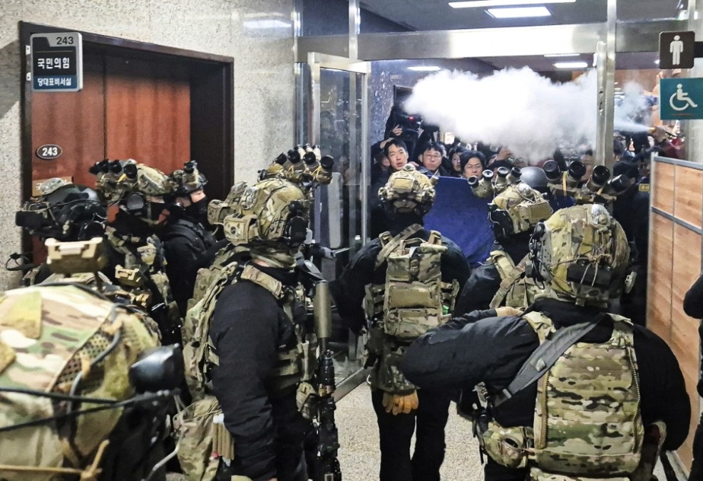 Parlementariërs gebruiken een blusapparaat om de soldaten die het parlement bestormen op afstand te houden