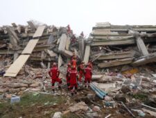 Aardbeving Myanmar: mensen slapen op straat uit angst voor naschokken