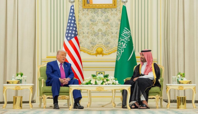 Riyad: Trump kondigt aan Amerikaanse sancties tegen Syrië te zullen opheffen Riyad: Trump kondigt aan Amerikaanse sancties tegen Syrië te zullen opheffen