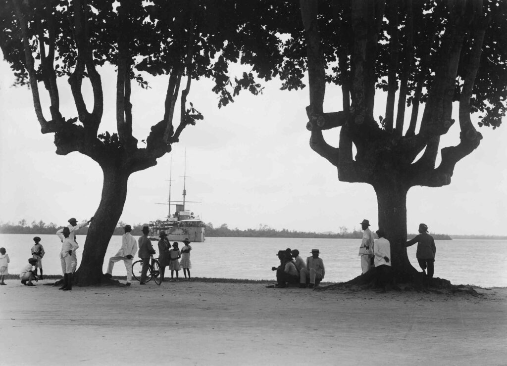 Aankomst van het stoomschip HM Hertog Hendrik op de Surinamerivier bij Paramaribo 6 februari 1928 Koninklijke Verzamelingen Den Haag