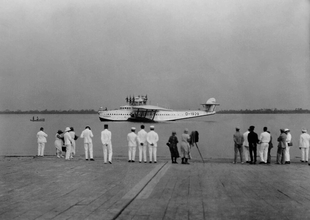 Anna en Augusta Curiel in actie tijdens landing van het watervliegtuig de Dornier DOX op de Surinamerivier 18 augustus 1931 Collectie Stichting Nationaal Museum van Wereldculturen