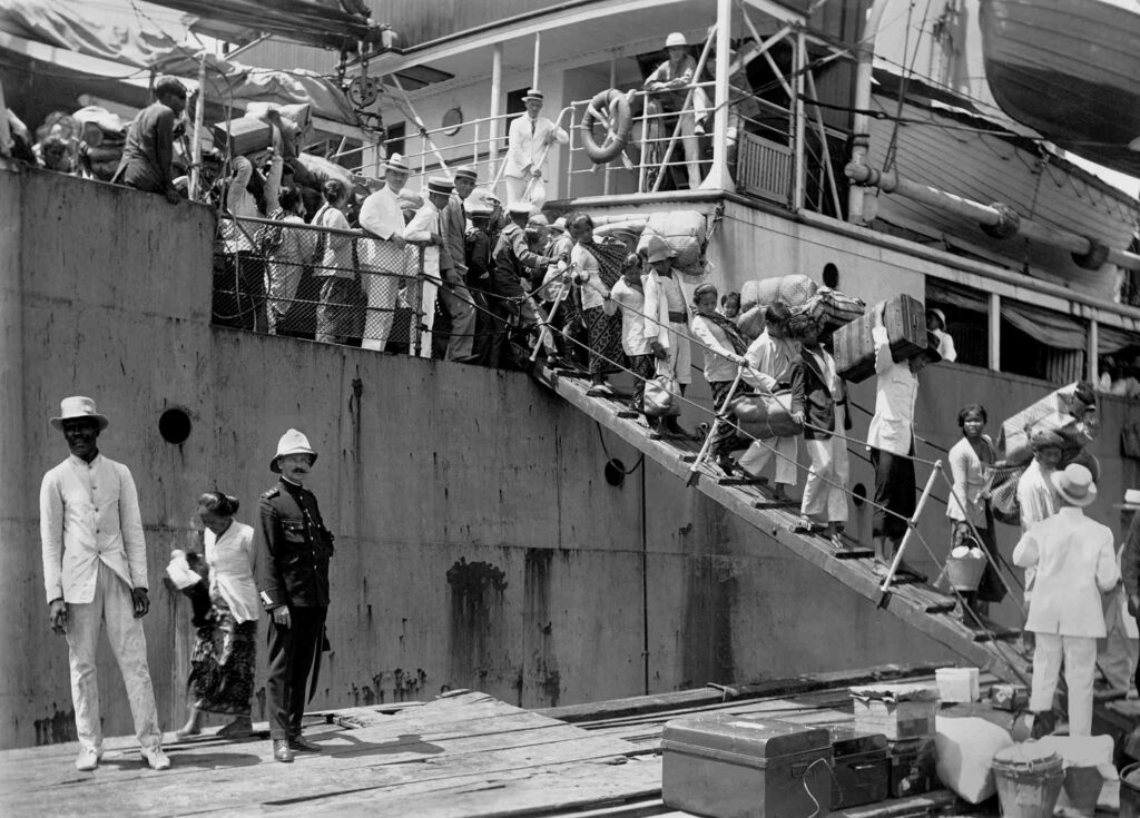 De aankomst per schip van immigranten uit Brits en Nederlands Indie in Paramaribo 1928 Collectie Stichting Nationaal Museum van Wereldculturen