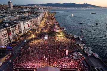 Wereldbeeld: Massaal protest voor democratie in Turkije