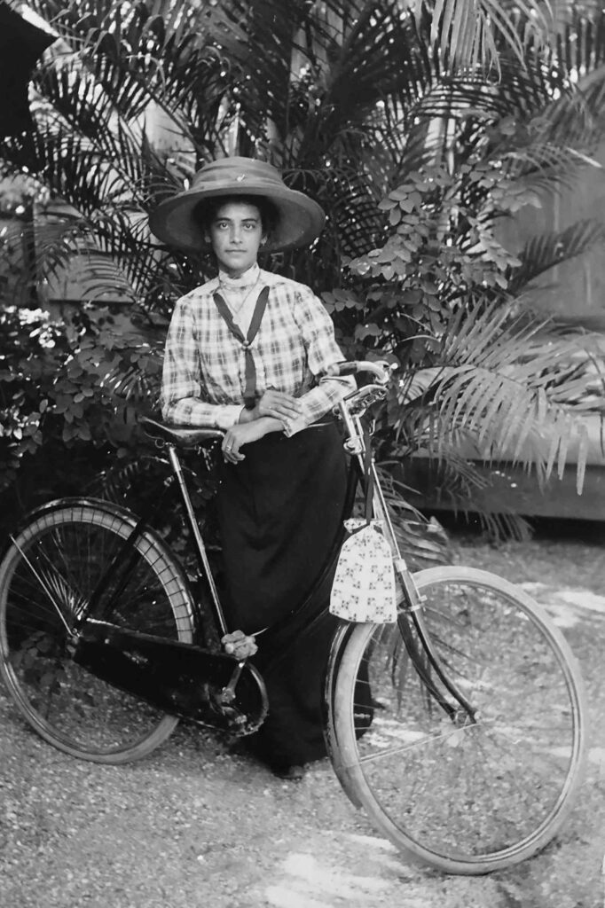 Oma op de fiets Paramaribo 1904 1937 Privecollectie Nederland
