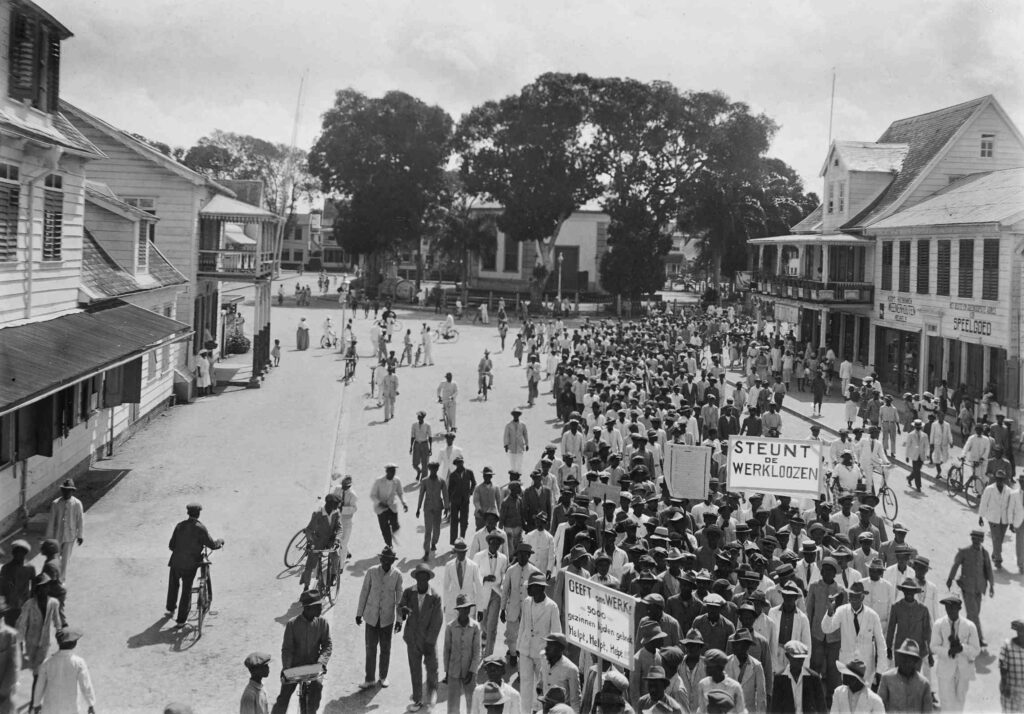 Werklozendemonstratie in Paramaribo in 1931 naar aanleiding van de economische crisis Collectie Rijksmuseum Amsterdam