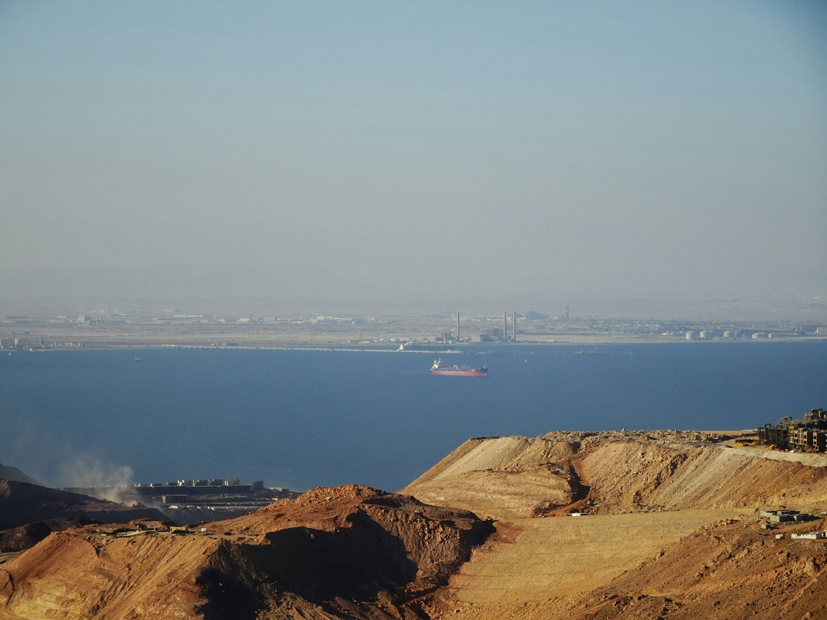 Egypte verlaagt voor drie maanden tarieven voor grote schepen in Suezkanaal