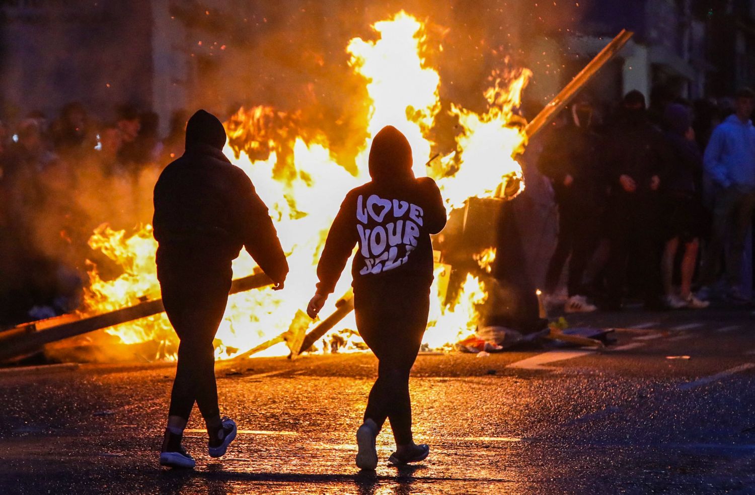 Noord-Ierland: anti-immigratiedemonstranten raken slaags met politie