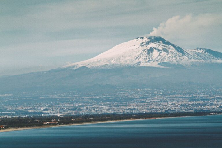 Sicilië: de Etna spuwt een enorme pluim as en gas uit