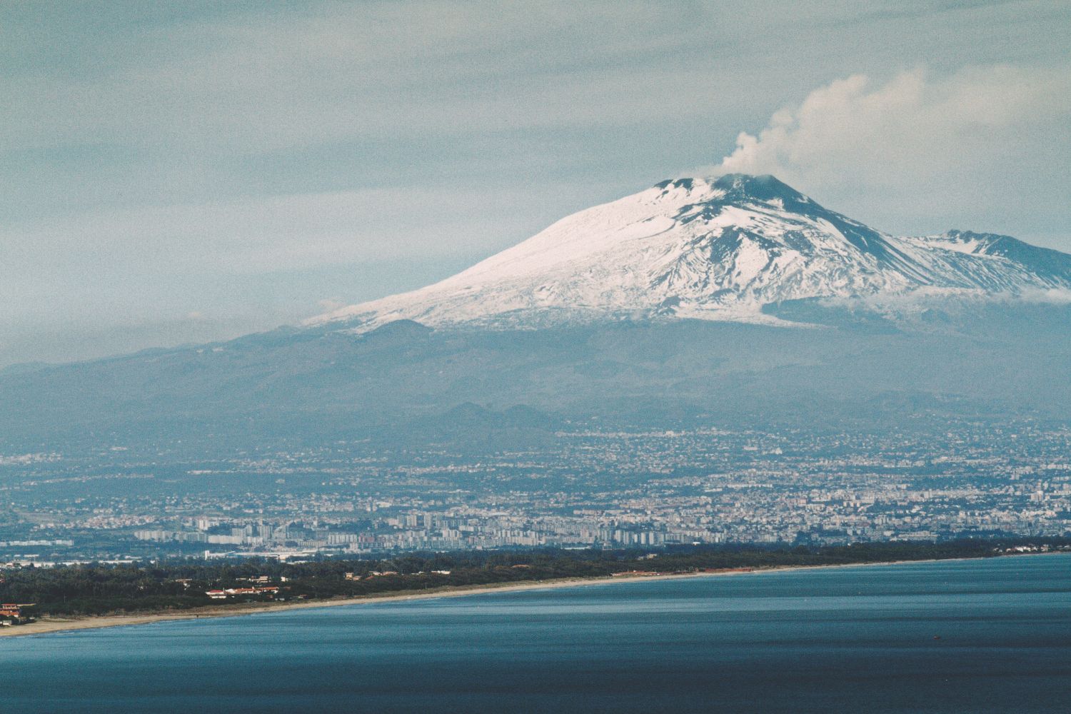 Sicilië: de Etna spuwt een enorme pluim as en gas uit