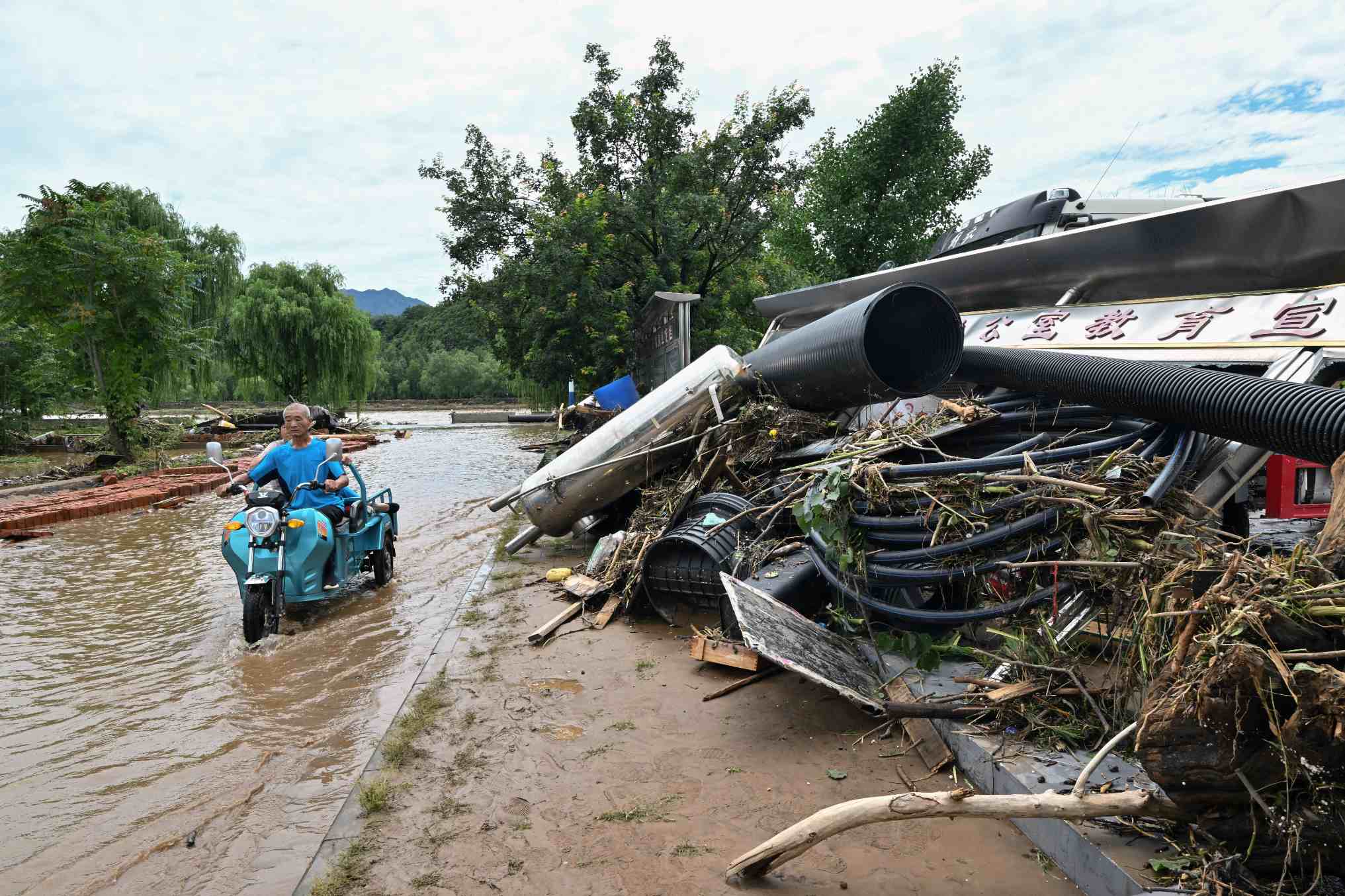 Minstens 30 doden door stortregens in en rondom Beijing Minstens 30 doden door stortregens in en rondom Beijing