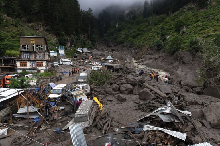 Meer dan zestig doden in Nepal en India door overstromingen en aardverschuivingen