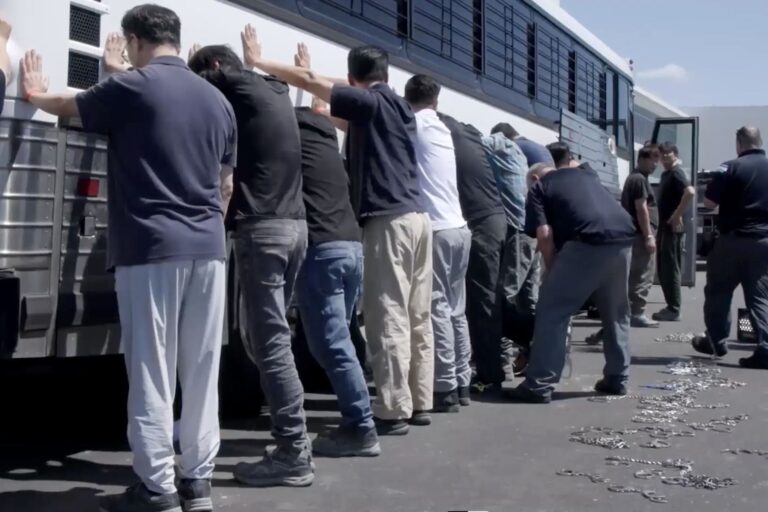 VS: immigratiedienst arresteert zo’n 500 mensen in een fabriek in Georgia