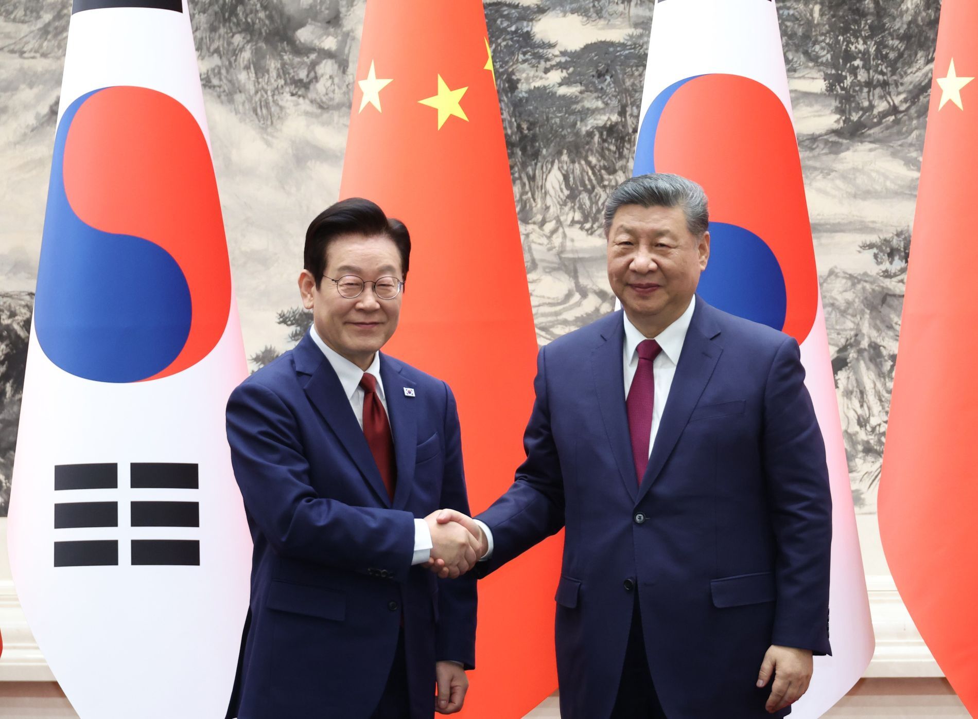 President Zuid-Korea bezoekt China om betrekkingen tussen beide landen te herstellen