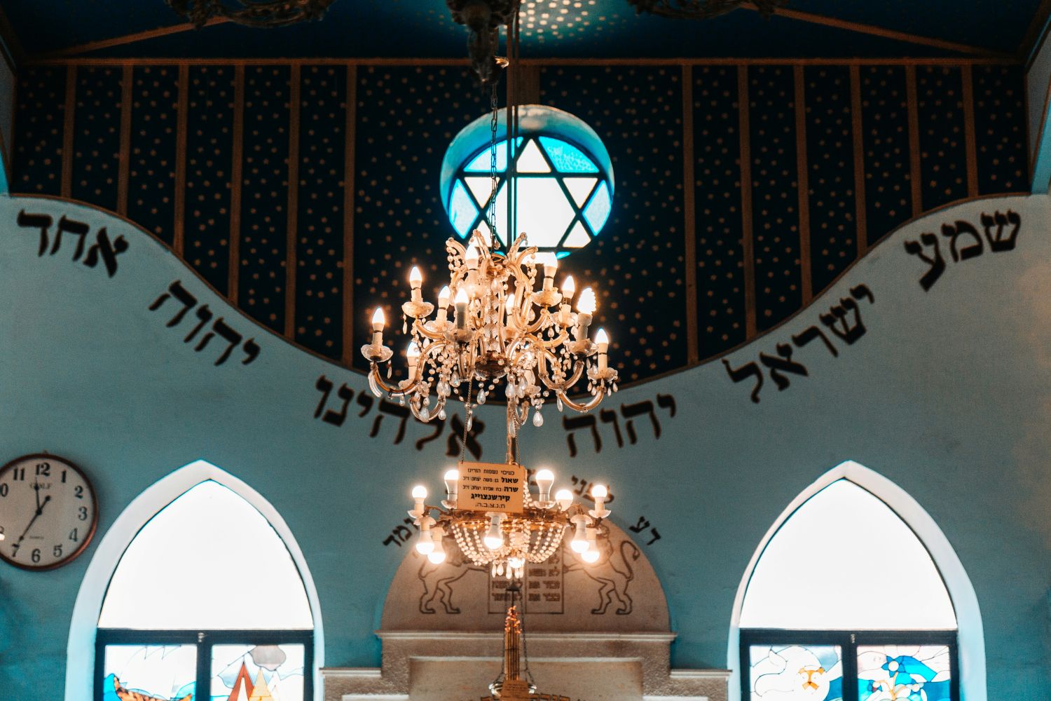 VS: man rijdt met auto in op een synagoge in Michigan