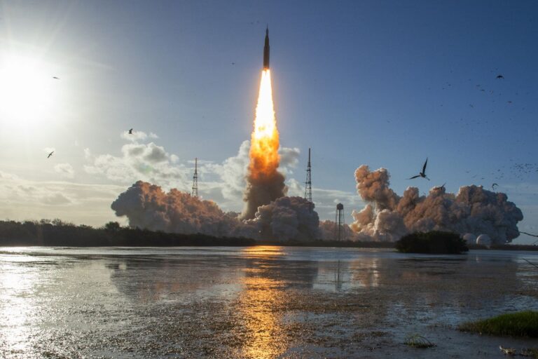 Artemis 2-missie met vier astronauten naar de maan vertrokken