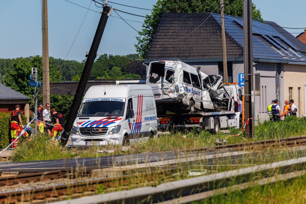 België: vier doden bij botsing tussen trein en schoolbus