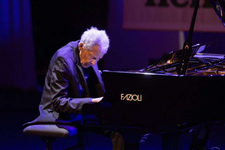 Zuid-Afrikaanse jazzpianist Abdullah Ibrahim op 91-jarige leeftijd overleden Zuid-Afrikaanse jazzpianist Abdullah Ibrahim op 91-jarige leeftijd overleden