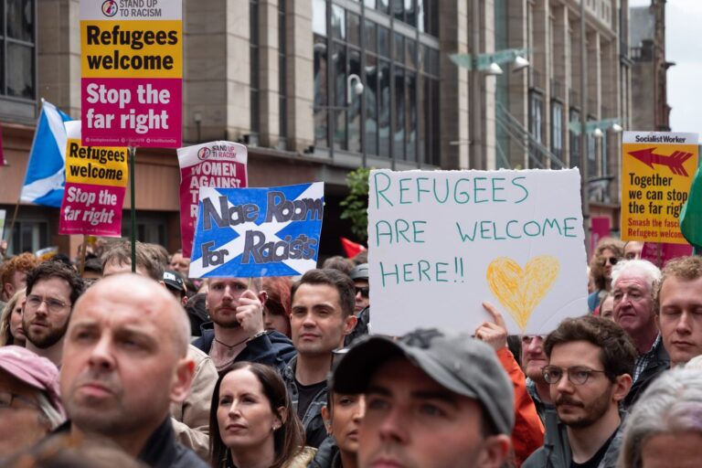 VK: duizenden demonstranten spreken zich in Belfast uit tegen racisme