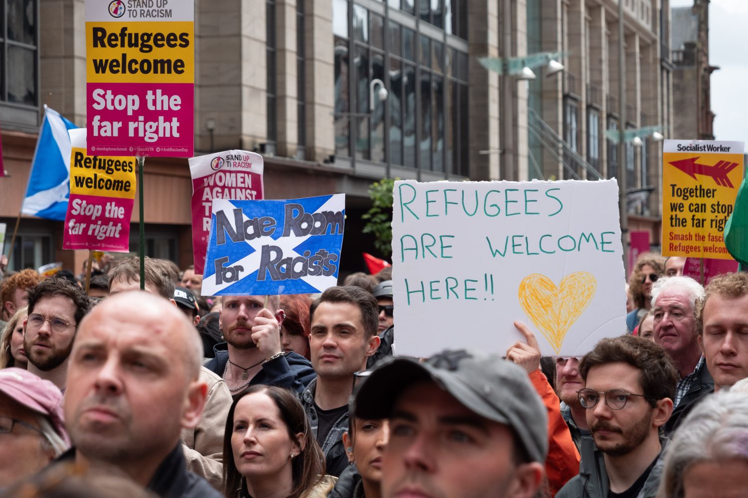 VK: duizenden demonstranten spreken zich in Belfast uit tegen racisme