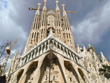 Paus Leo zegent kerktoren Sagrada Familia in op Gaudí’s honderdste sterfdag