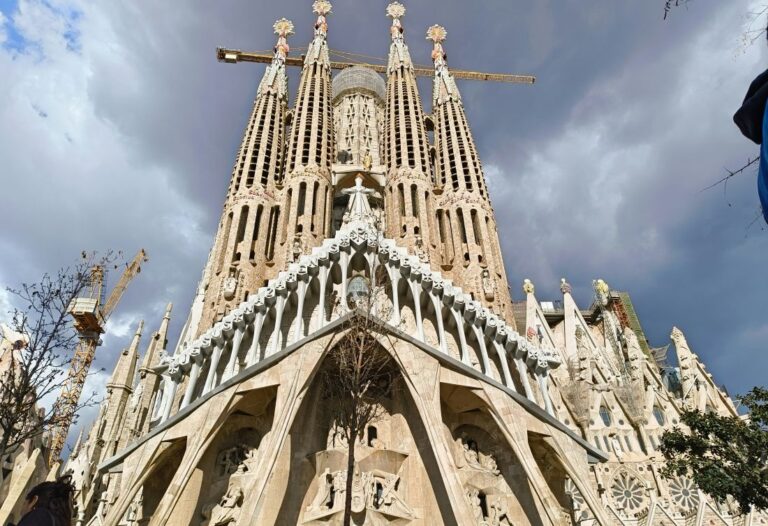 Paus Leo zegent kerktoren Sagrada Familia in op Gaudí’s honderdste sterfdag