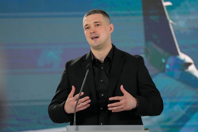 Oekraïne: minister van Defensie Fedorov kondigt ontslag aan Oekraïne: minister van Defensie Fedorov kondigt ontslag aan