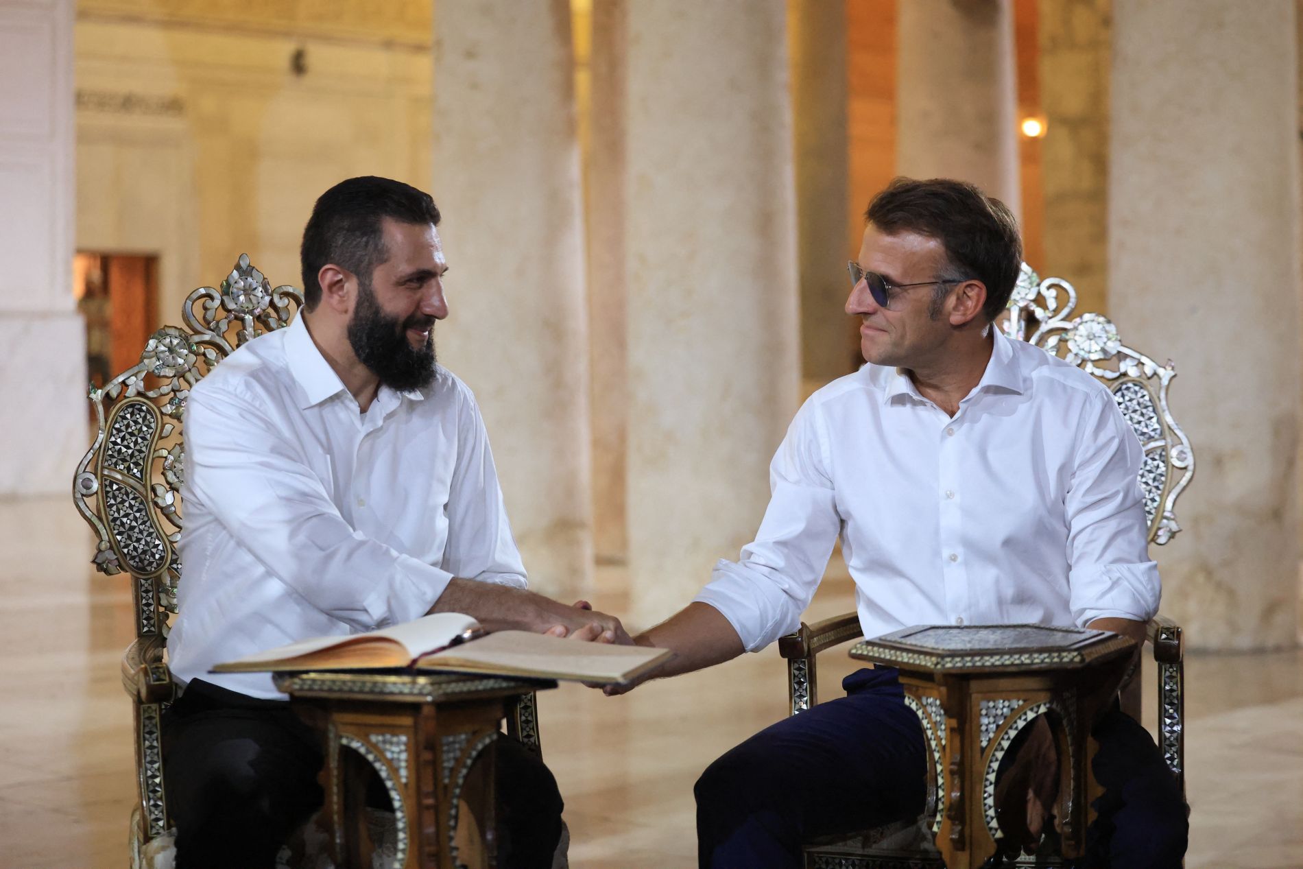 Macron bezoekt Libanon en Syrië om postkoloniale banden aan te halen