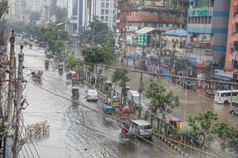 Bangladesh: hevige moessonregens eisen minstens vijftig levens Bangladesh: hevige moessonregens eisen minstens vijftig levens