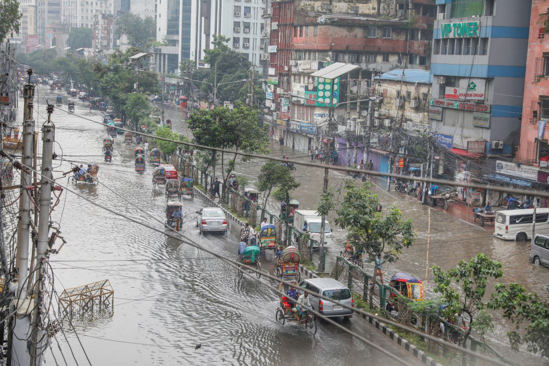Bangladesh: hevige moessonregens eisen minstens vijftig levens