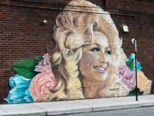 VS: nationale rouw om de dood van ‘countrykoningin’ Dolly Parton (80)