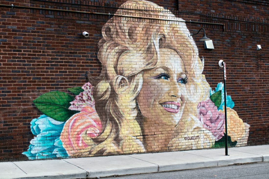 VS: nationale rouw om de dood van ‘countrykoningin’ Dolly Parton (80)