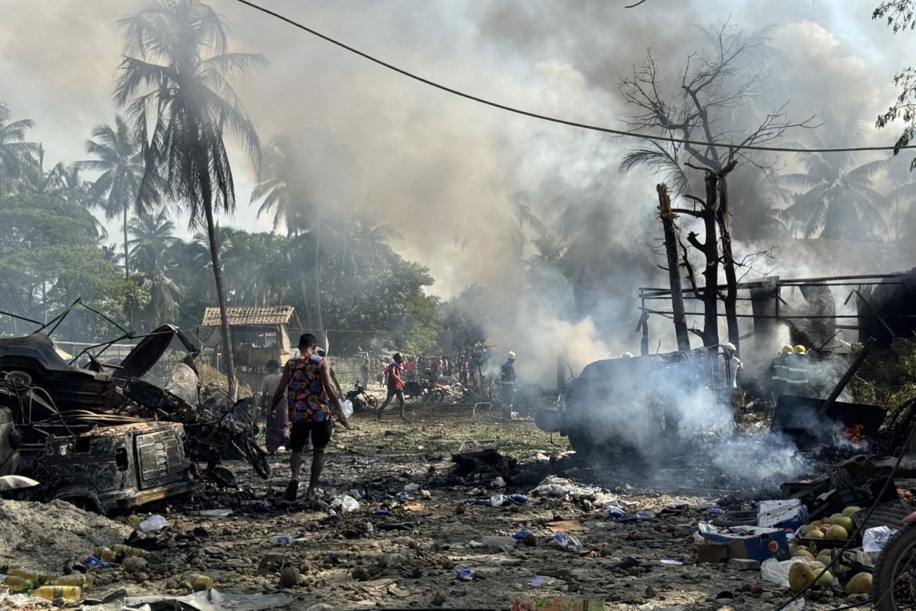 Myanmar: vijftig doden bij bombardement op markt door het leger