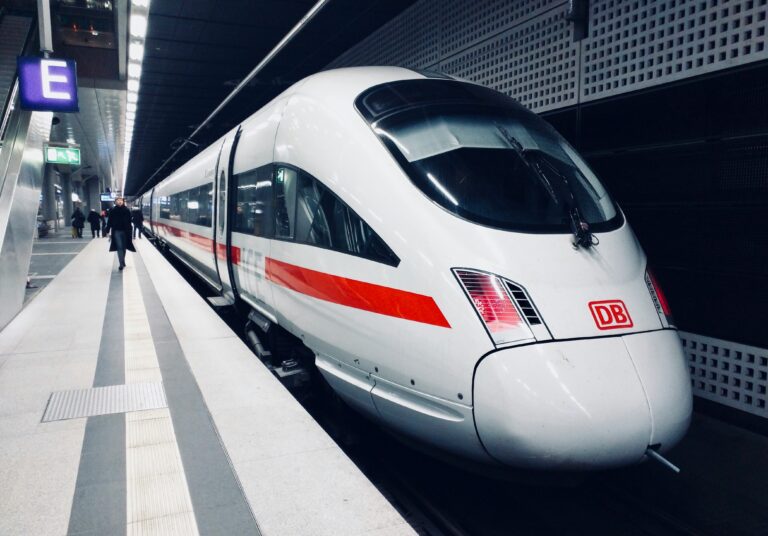 Waarom is het zo moeilijk om met de trein door Europa te reizen? Waarom is het zo moeilijk om met de trein door Europa te reizen?