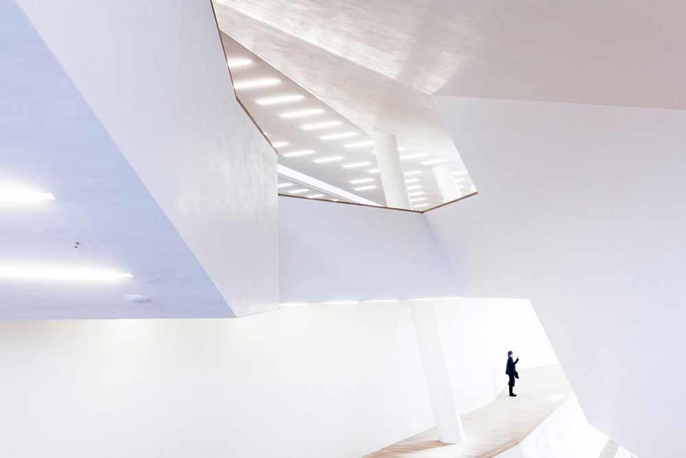 Het interieur van de Elbphilharmonie, met beneden de kolossale hoofdzaal met 2150 zitplaatsen. – © Jörg Modrow / HH