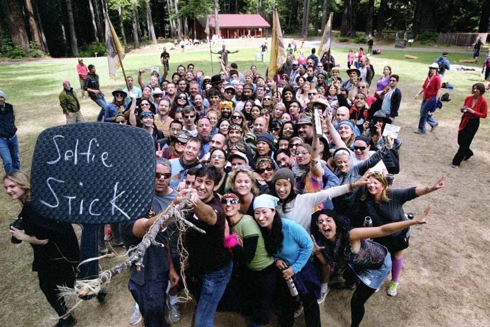 Deelnemers aan Camp Grounded met een analoge ‘selfieestick’. Bij aankomst in het kamp moesten ze al hun digitale apparaten, zoals hun smartphone, iPad en laptop, inleveren. – © Natan Dvir / Polaris