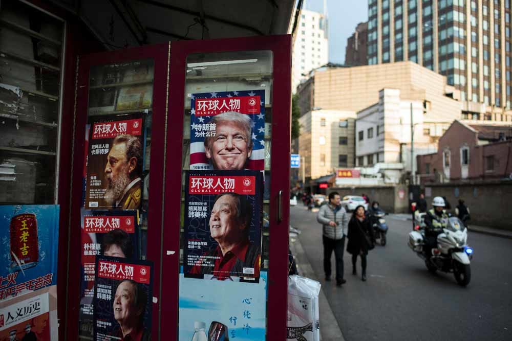 Een kiosk in Shanghai. – © Johannes Eisele / Getty