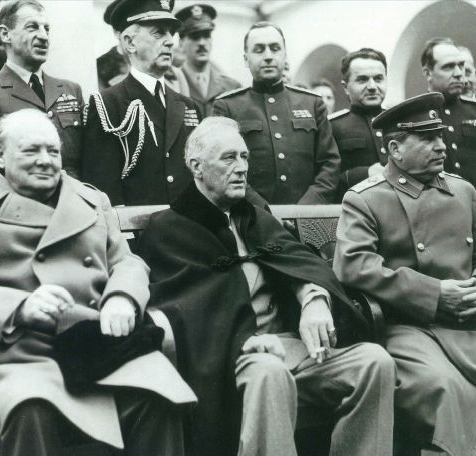(V.l.n.r.) De Britse premier Winston Churchill, de Amerikaanse president Franklin D. Roosevelt en de Russische leider Jozef Stalin in Jalta in 1945.