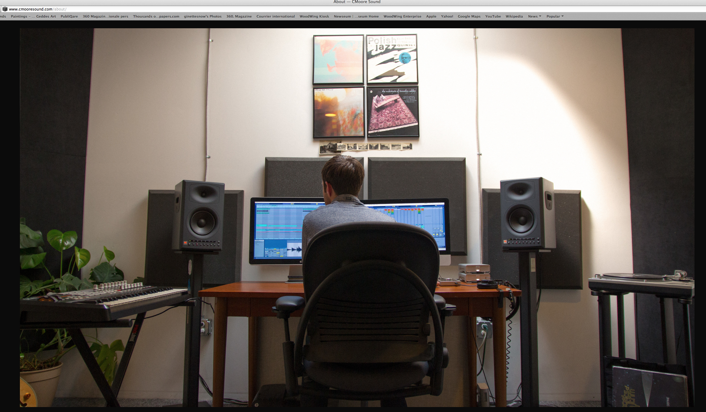 Connor Moore, hier in zijn studio in San Francisco, componeert muziek voor merken, commercials, videogames en films, en zelfs voor hotellobby’s.