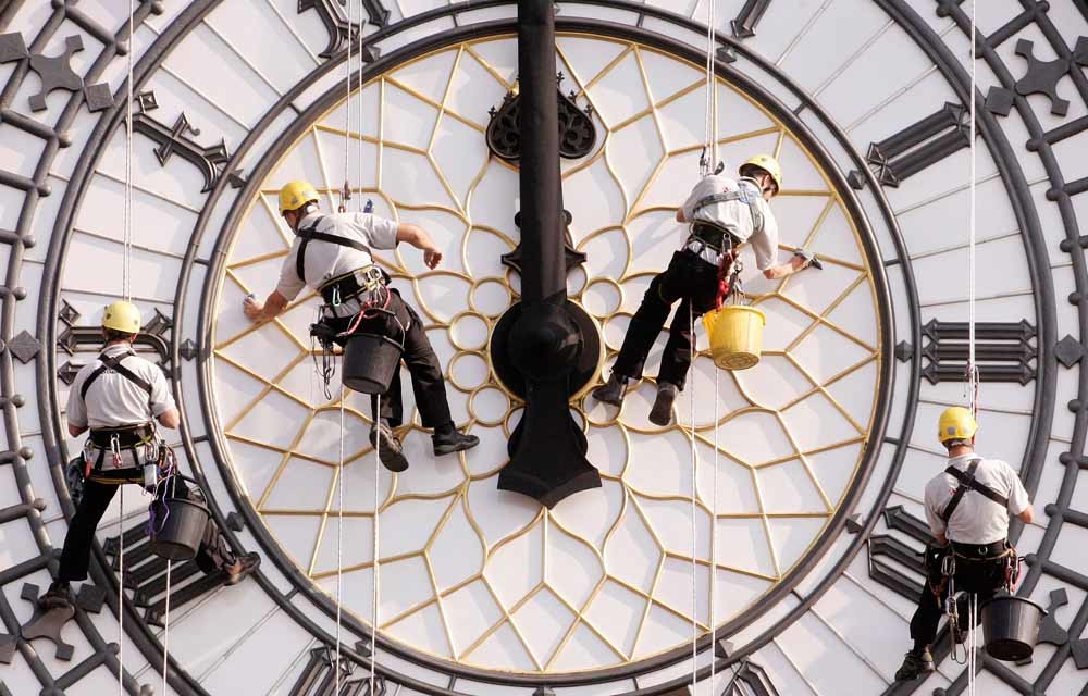 Schoonmakers dalen af naar de wijzerplaat van de Big Ben in Londen. – © Shaun Curry / Getty