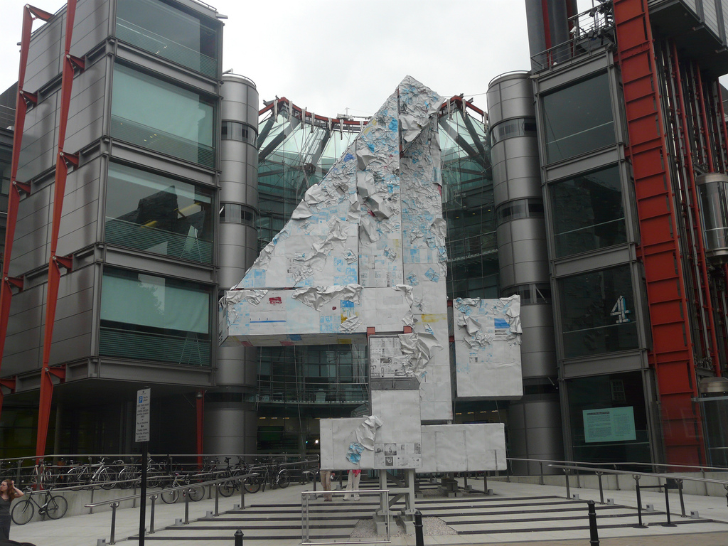 El Anatsui, ‘Big 4’, Channel 4 HQ, Horseferry Road, Londen. – © Loz Pycock / Flickr