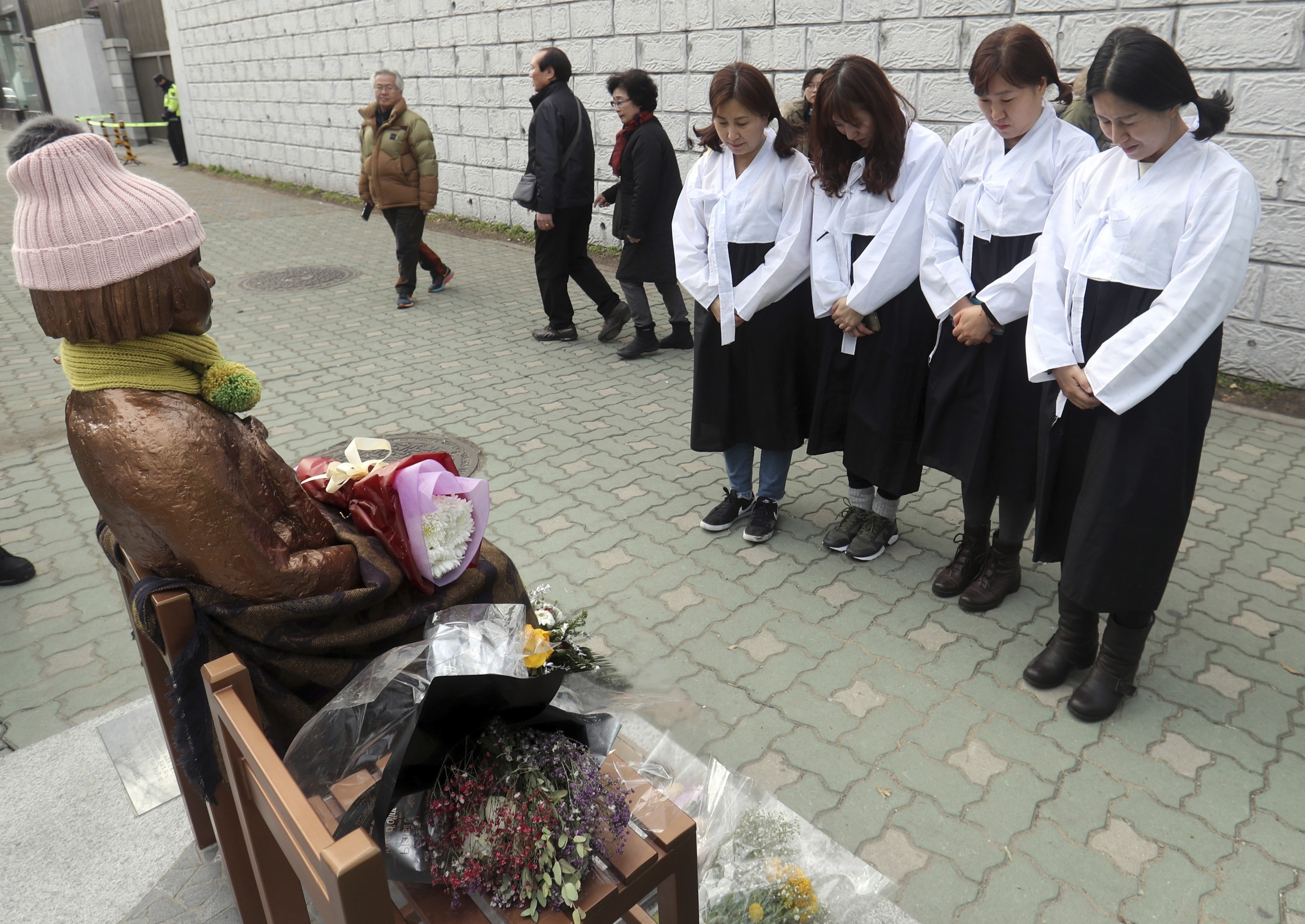 Zuid-Koreaanse vrouwen eren de troostmeisjes in Busan. – © HH