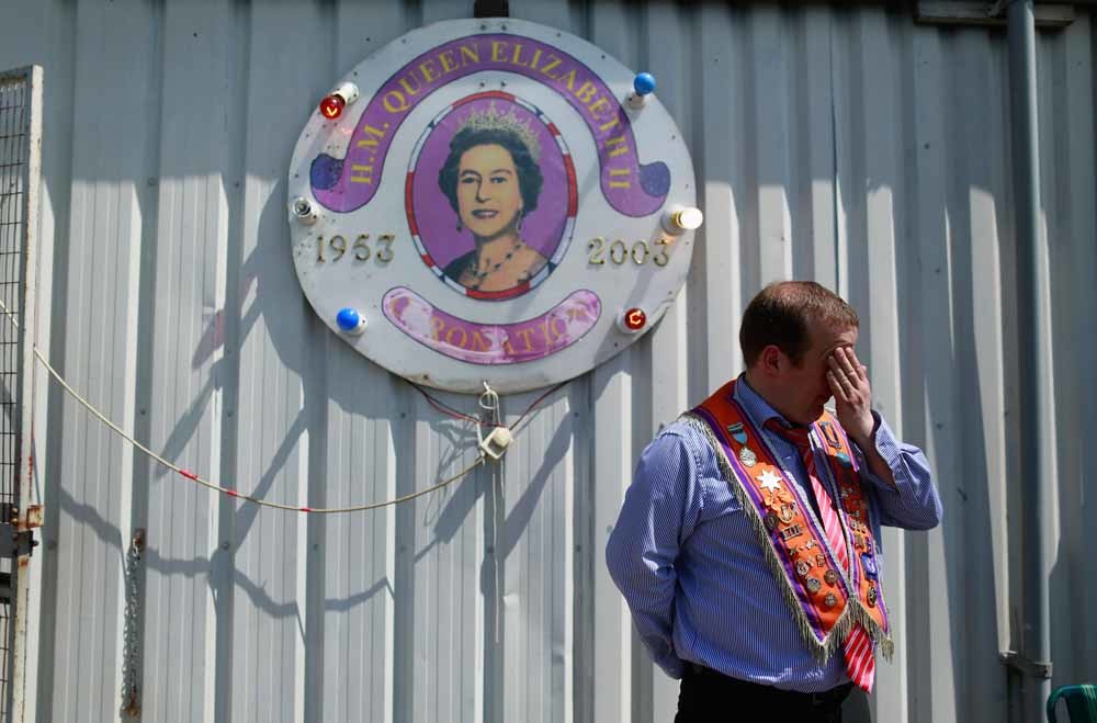 Wachten op de jaarlijkse Oranjemars in Portadown, de protestantse optocht lokte vroeger veel geweld uit. – © Cathal McNaughton / Reuters