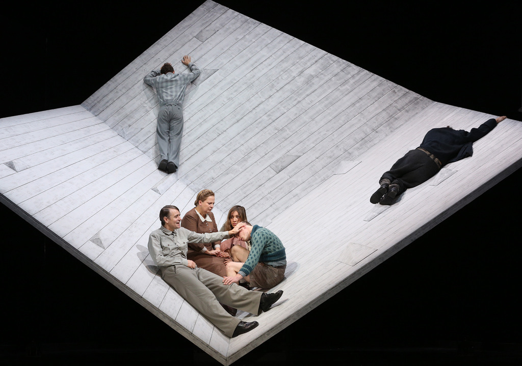 Repetitie voor het stuk Deutschstunde van Siegfried Lenz in het Thalia Theater in Hamburg. – © Christian Charisius / AP
