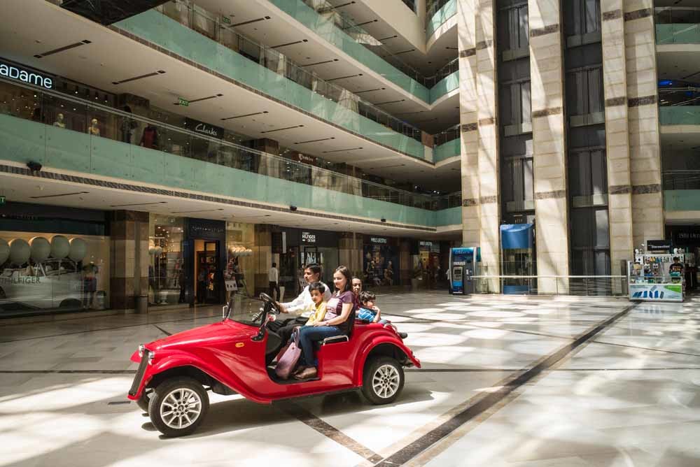 Welgestelde Indiërs in het Ambience-winkelcentrum in Gurgaon, met 230 winkels een van de grootste van het land. – © Florian Lang / Agentur Focus
