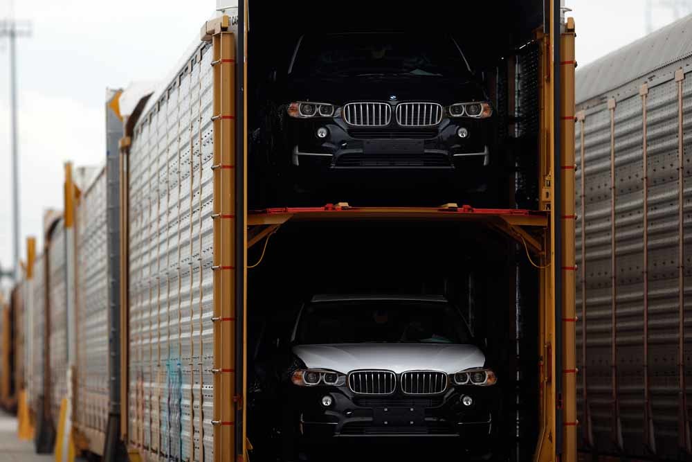 BMW’s staan te wachten op transport in de haven van Charleston, South Carolina. – © Luke Sharrett / Getty Images