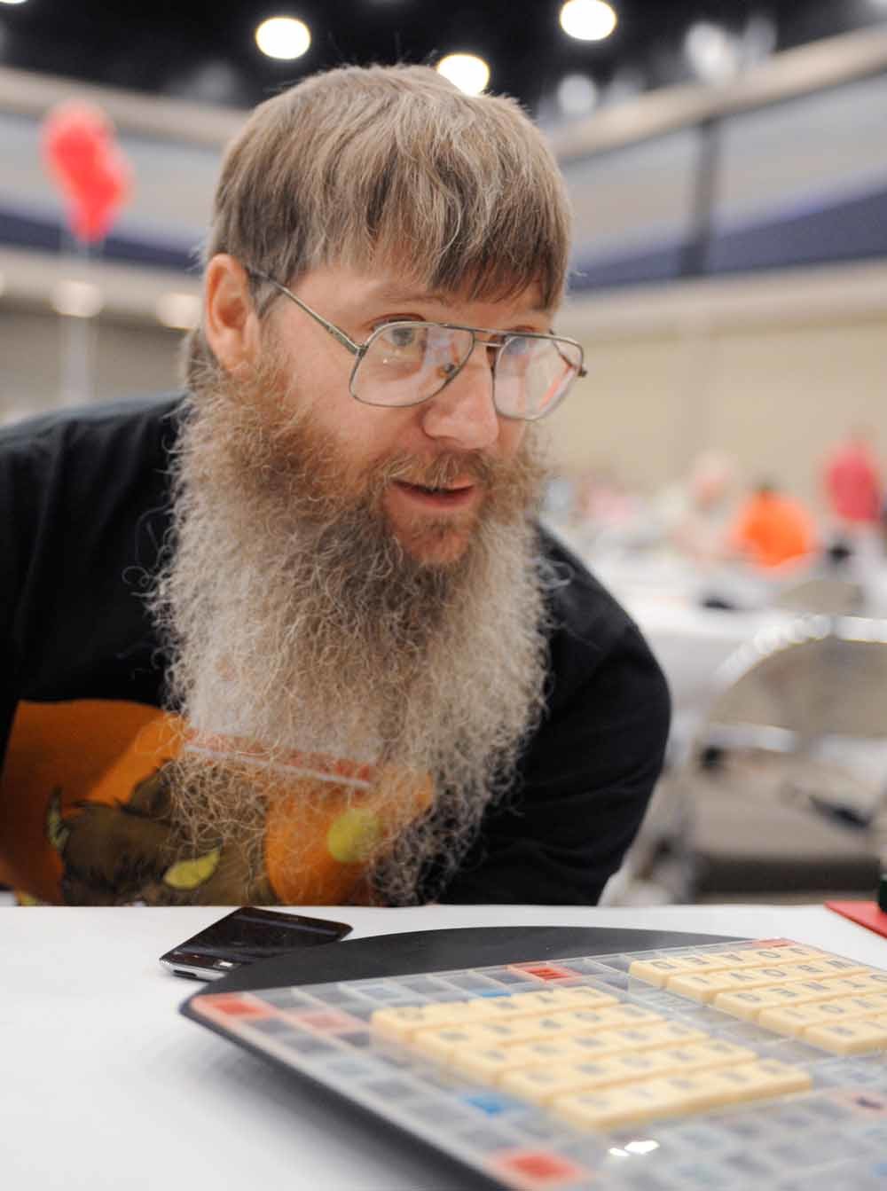 Nigel Richards in de finale van de National Scrabble Championships in Bu alo, waar hij eindigde op de 16de plaats. – © Gary Wiepert / AP