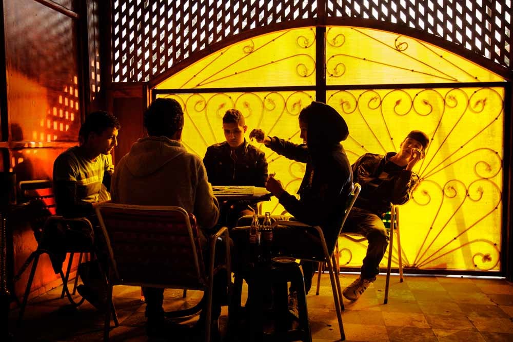 Een groep jongemannen in een café in Sidi Bouzid, de stad waar de Arabische Lente begon. – © MadsNissen / HH