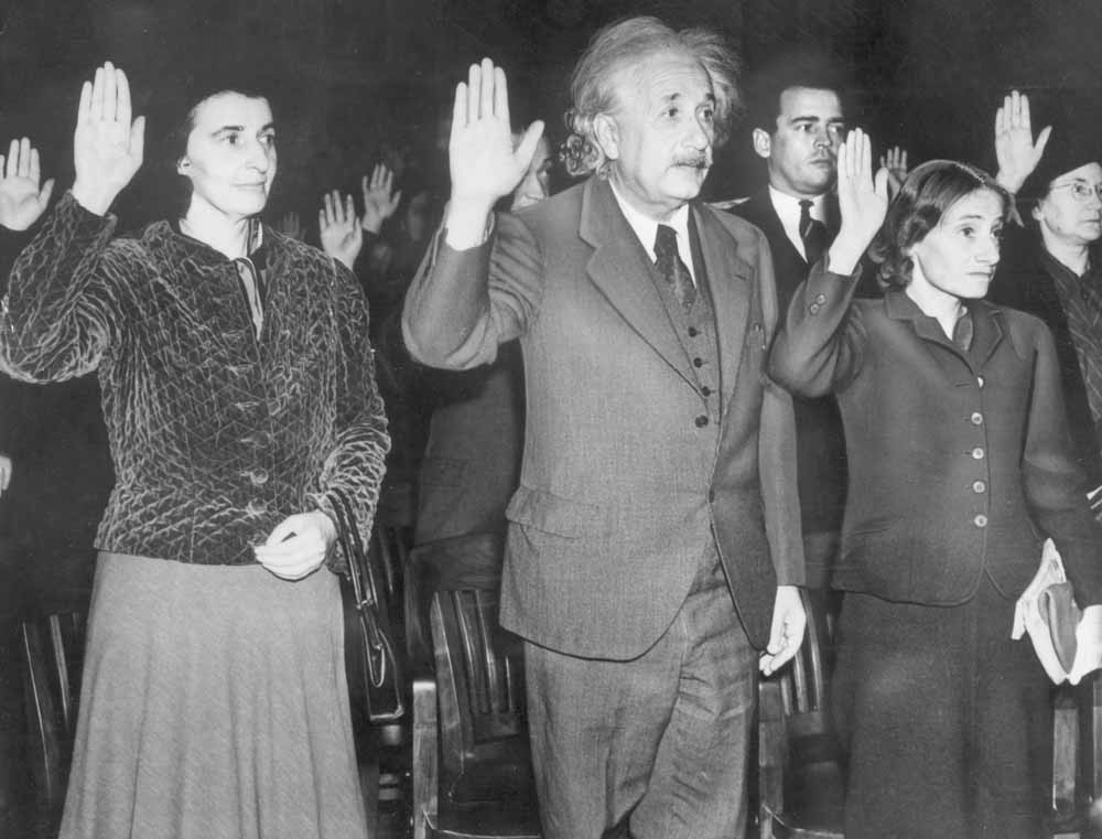 Albert Einstein, gevlucht uit Duitsland, bij zijn naturalisatie tot Amerikaan. Rechts zijn dochter Margot, links zijn secretaresse Helen Dukas. – © Getty