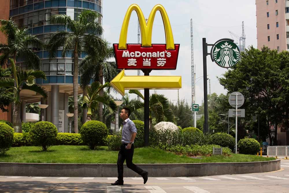 Reclames voor McDonald’s en Starbucks in Shenzen, China. – © Brent Lewin / Getty Images